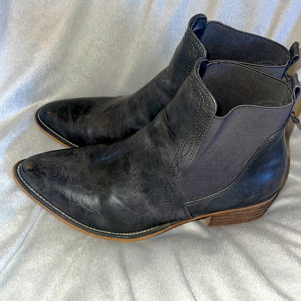 93 Vintage Vegan Leather Gray, Tan Heeled Booties Size 7 Great Condition!